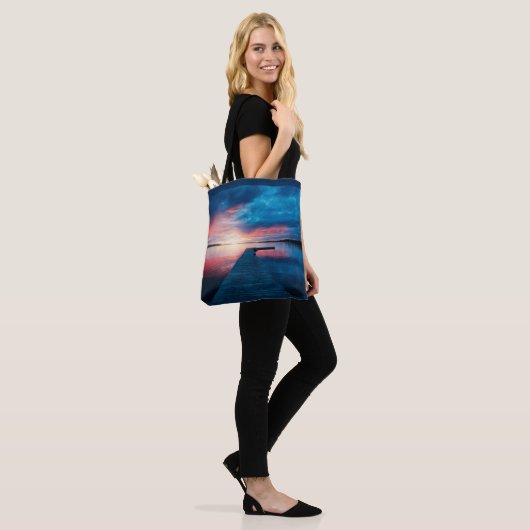 Mooie zonsondergang op een rustig meer tote bag (Op model)