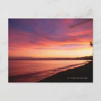 Mooie zonsondergang op het strand briefkaart