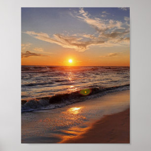 Mooie zonsondergang op het strand poster