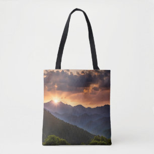 Mooie zonsondergang over de bergen tote bag