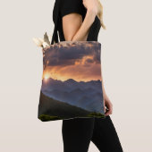 Mooie zonsondergang over de bergen tote bag (Dichtbij)