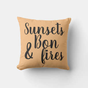 mooie ZONSONDERGANGEN & KAMPEERVUUREN lettering   Buitenkussen
