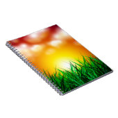 Mooie zonsopgang over een grasveld notitieboek (Rechterzijde)