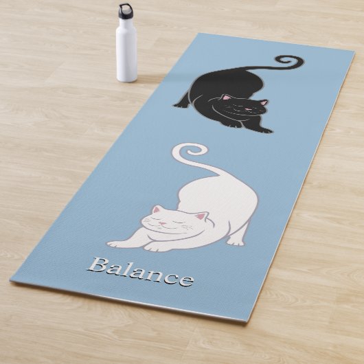 Mooie zwart & wit yoga katten op lichtblauw yogamat (In situ)
