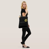 Mooie zwarte canvas tas met haar naam & gouden lip (Op model)