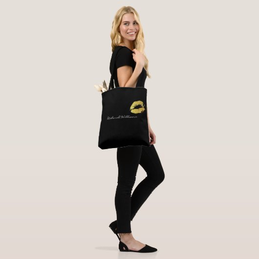 Mooie zwarte canvas tas met haar naam & gouden lip (Op model)