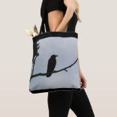 Mooie zwarte kraai op een ledemaat tote bag (Dichtbij)