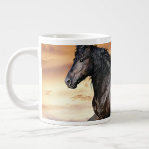 Mooie zwarte paard grote koffiekop