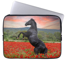 Mooie zwarte stallion in een papaverveld laptop sleeve