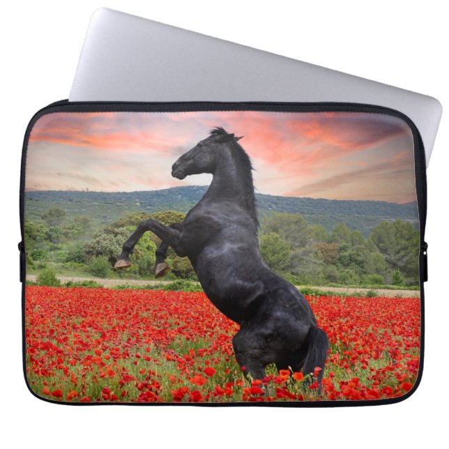 Mooie zwarte stallion in een papaverveld laptop sleeve (Voorkant)