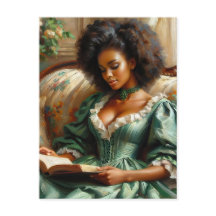 Mooie zwarte vrouw die een boek binnenshuis leest