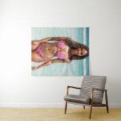 Mooie zwarte vrouw in roze bikini wandkleed (In Situ (horizontaal))