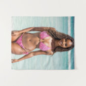 Mooie zwarte vrouw in roze bikini wandkleed (Voorkant (horizontaal))