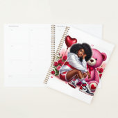 Mooie zwarte vrouw met Valentijnse geschenken Planner (Display)