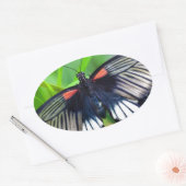 Mooie zwarte, witte en rode vlinder ovale sticker (Envelop)