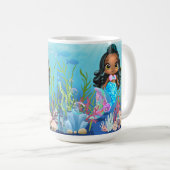 Mooie zwarte zeemeermin spelen in het zee koffiemok (Voorkant rechts)