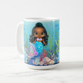 Mooie zwarte zeemeermin spelen in het zee koffiemok (Voorkant links)