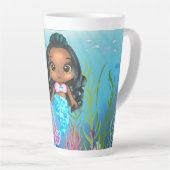 Mooie zwarte zeemeermin spelen in het zee latte mok (Rechterhoek)