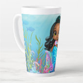 Mooie zwarte zeemeermin spelen in het zee latte mok (Linkerhoek)