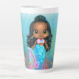 Mooie zwarte zeemeermin spelen in het zee latte mok