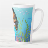 Mooie zwarte zeemeermin spelen in het zee latte mok (Rechts)