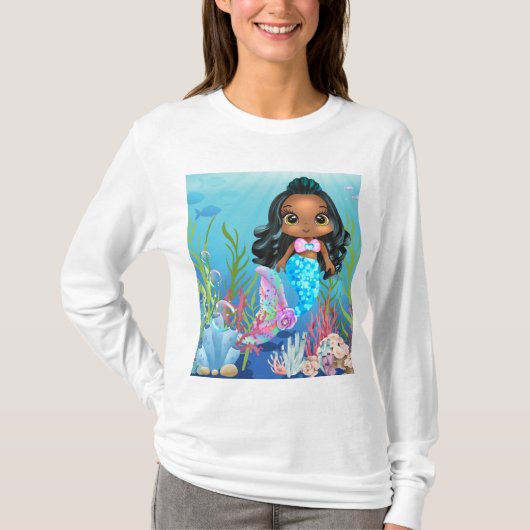 Mooie zwarte zeemeermin spelen in het zee t-shirt (Voorkant)