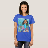 Mooie zwarte zeemeermin spelen in het zee t-shirt (Voorkant volledig)