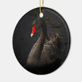 Mooie zwarte zwaan met een helder rood dok keramisch ornament (Links)