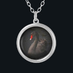 Mooie zwarte zwaan met een helder rood dok zilver vergulden ketting<br><div class="desc">Een elegante vochtige atmosfeer met een aanraking van de klasse. Een geweldige zwarte zwaan die op een rivier drijft. De zachte gevlekte randen en de intense donkere tinten van deze foto contrasteren scherp met deze zwandige rode snavel,  waardoor dit een opvallend,  subliem,  transcendent natuur afbeelding is.</div>