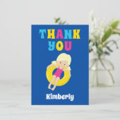 Mooie zwembad blond meisje op maat kids blauw bedankkaart (Staand voorkant)