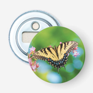 Mooie Zwemstaartvlinder op  bloemen Button Flesopener