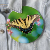 Mooie Zwemstaartvlinder op bloemen Ronde Button 6,0 Cm (In situ)