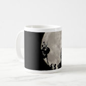 Moon achter donkere bladeren koffiemok (Voorkant links)