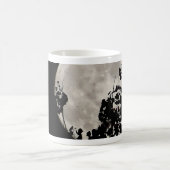 Moon achter donkere bladeren koffiemok (Center)