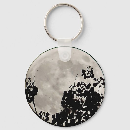 Moon achter donkere bladeren sleutelhanger (Voorkant)