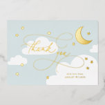 Moon and Stars Blue Script Baby Hartelijk dank Folie Uitnodiging<br><div class="desc">Een afspeelbaar maar elegant ontwerp met stijlvol kalligrafiescript in combinatie met handgetekende sterren,  wolken en een halve maan. Ideaal voor on-trend maan en sterverjaardag en thema's van baby showers. Bezoek het collectie en bewaar meer stijlvolle en elegante objecten voor je vriendelijke feestelijkheden.</div>