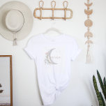 Moon Child Boho Hippie Mama | T-shirt<br><div class="desc">Dit mama t shirt heeft een bohemian bloemenmaan en een schattig handgeschreven lettertype. Dit shirt is perfect om aan te kondigen dat je verwacht of cadeau te geven voor de beste moeder in je leven. Het wordt niet meer Boho Chic dan dit "Stay Wild Moon Child Baby shower". Met dromerige...</div>
