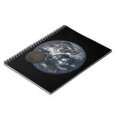 Moon die zich voor het afbeelding van aarde DSCOVR Notitieboek (Linkerzijde)