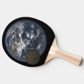 Moon die zich voor het afbeelding van aarde DSCOVR Tafeltennisbatje (Zijkant)