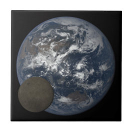 Moon die zich voor het afbeelding van aarde DSCOVR Tegeltje