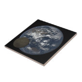 Moon die zich voor het afbeelding van aarde DSCOVR Tegeltje (Zijkant)