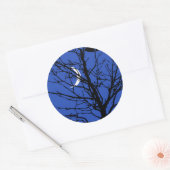 Moon met boom, kobalt blauw, zwart en wit ronde sticker (Envelop)