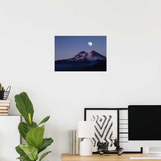 Moon over de berg Rainier Poster (Thuiskantoor)