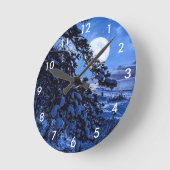 Moon over de sneeuwvloerboom en de kust van het ze ronde klok (Hoek)