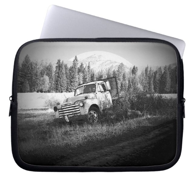Moon Over Rust Old Rusty Boerderij Truck Laptop Sleeve (Voorkant)