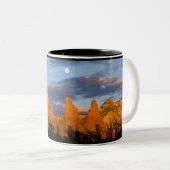 Moon Over Sedona Mountain Tweekleurige Koffiemok (Voorkant rechts)