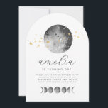 Moon Phases Gold Stars Birthday Invitation Kaart<br><div class="desc">Breng de magie van de maan naar de speciale dag van je kleintje met deze charmante boogvormige uitnodiging. Met een maanmaan,  fonkelende goudsterren (gewoon een mooi effect,  geen echte folie of glitter) en een reeks minimonefasen onderaan,  is het de perfecte waterverf voor je maanthema-verjaardagsfeest.✨</div>