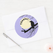 Moon Raven op een tak met paarse achtergrond Ronde Sticker (Envelop)