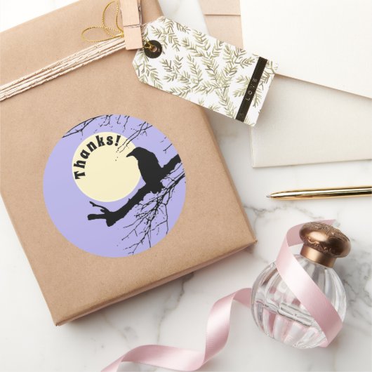 Moon Raven op een tak met paarse achtergrond Ronde Sticker (Geschenken)