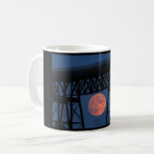 Moon rijdt onder Walkway Bridge Koffiemok (Voorkant links)